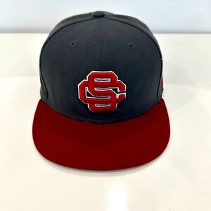 New Era USC Trojans fitted hat. Size 7 3/8 (58.7cm). Pre-owned. Good condition.